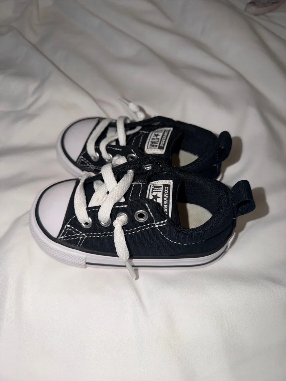 Converse Toddler Size 5 Black and White Low-Top Sneakers